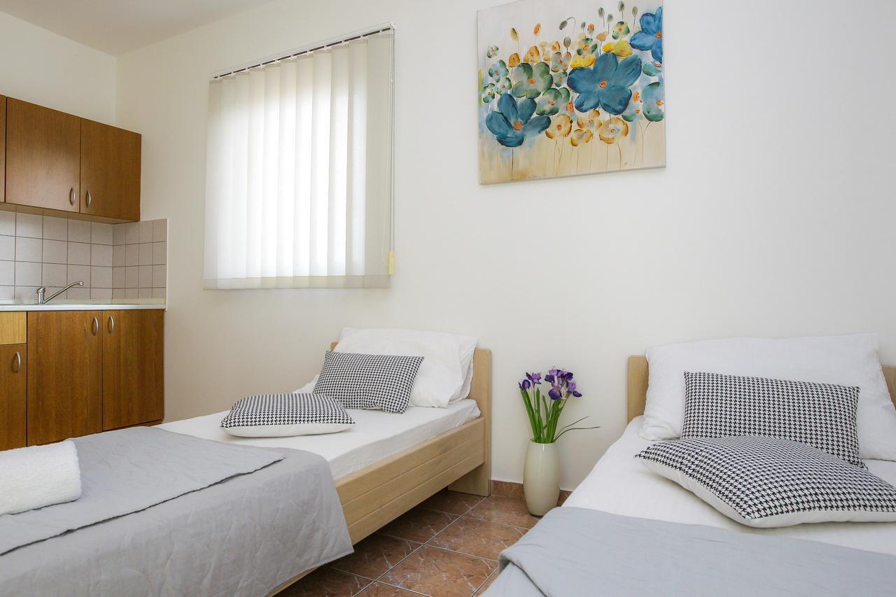 Lucky Luke Pool Apartments Novalja Buitenkant foto
