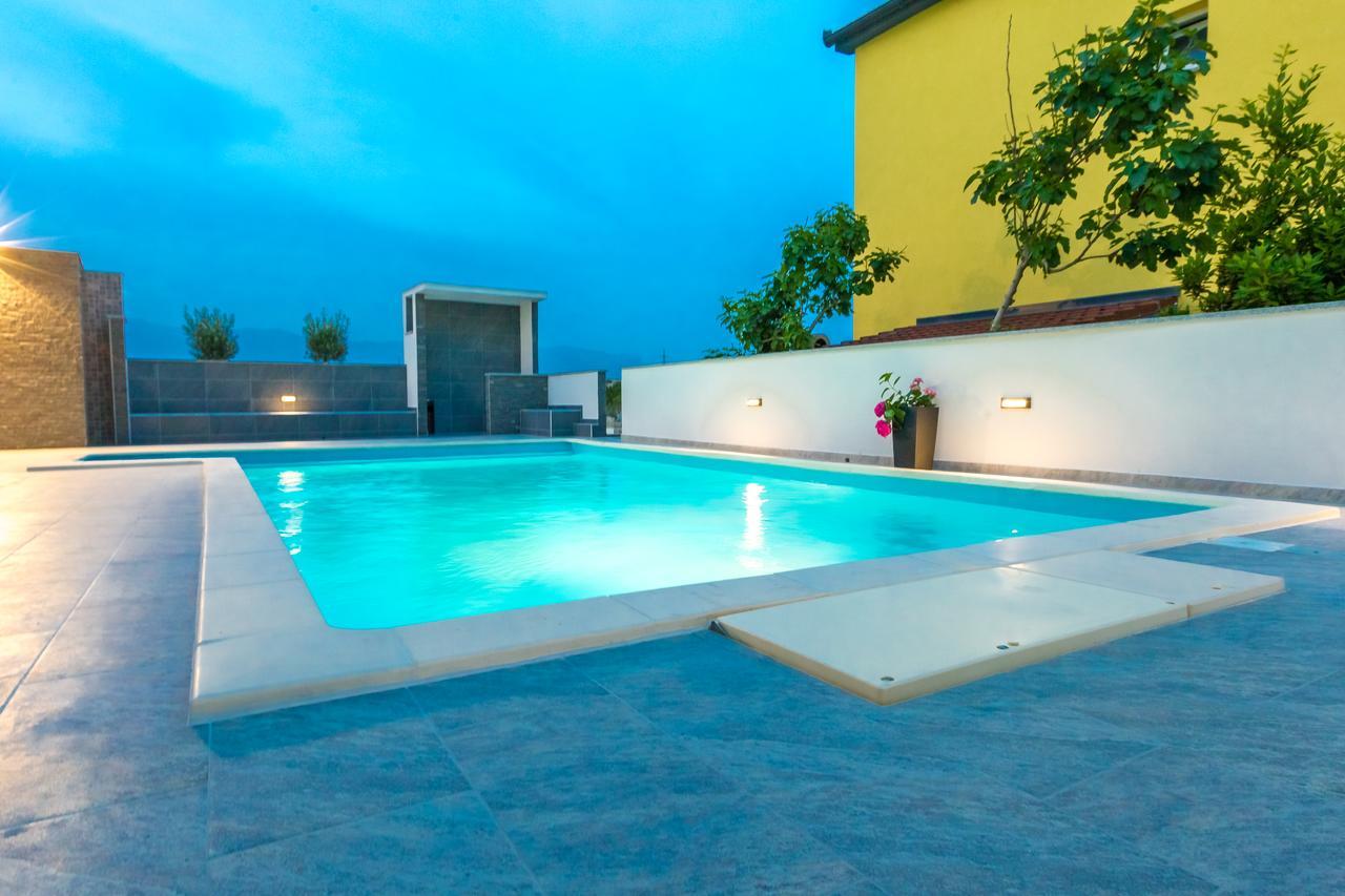 Lucky Luke Pool Apartments Novalja Buitenkant foto